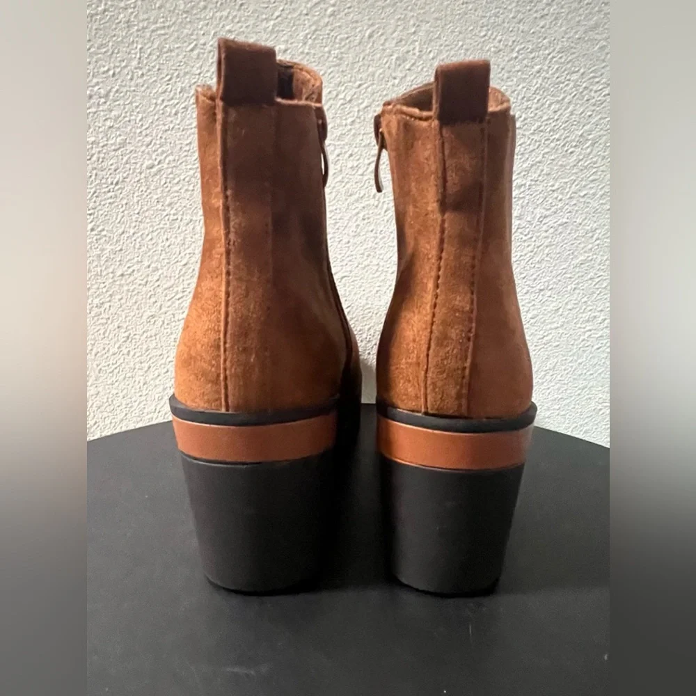 LIKE NEW Women's Suede Camel Chunky Chelsea Boot Ankle Platform Heel